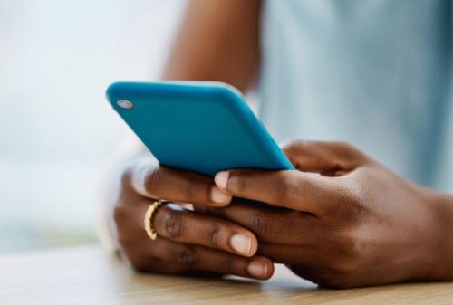 The Simple Guide to iMessage: Texting, Blue Bubbles, and New iOS 18 Features