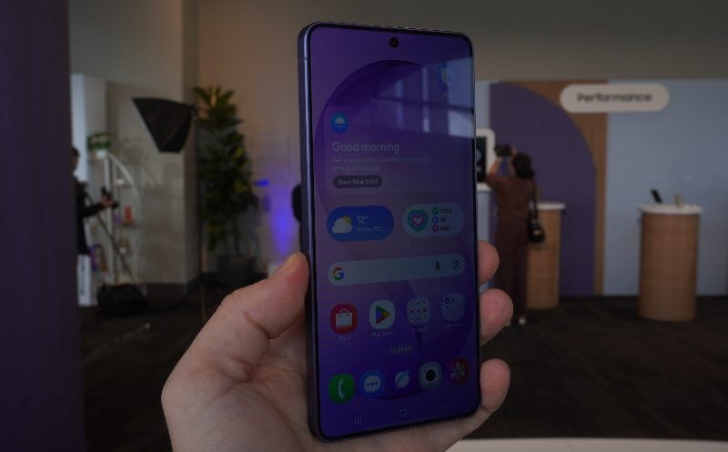 Galaxy S26 Ultra's Privacy Display darkens the screen from an angle