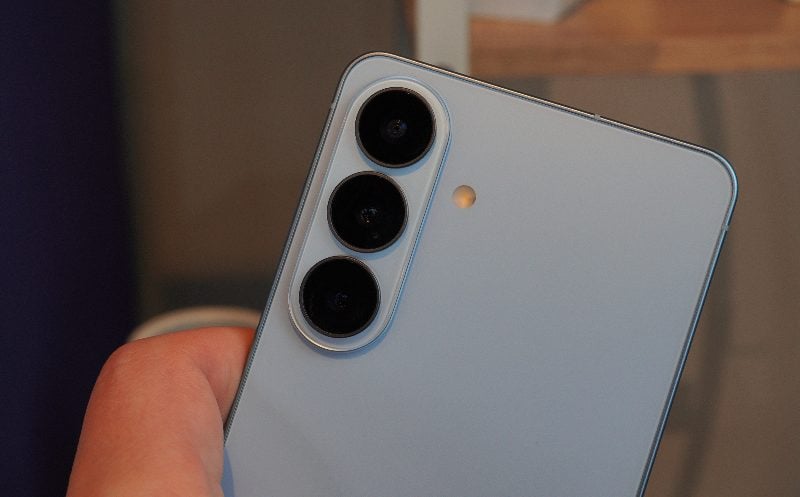 Galaxy S26 in Sky Blue